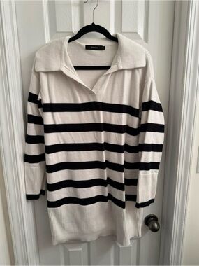 Zesica Cream and Black Striped V-Neck Polo Sweater